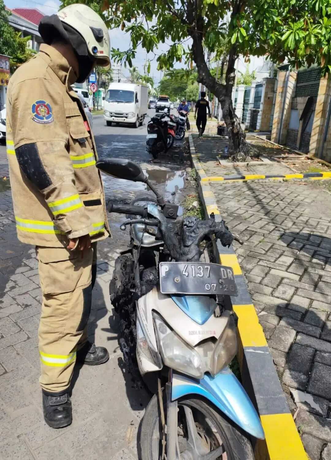 Motor Matik Terbakar di Surabaya, Pengendara Selamat