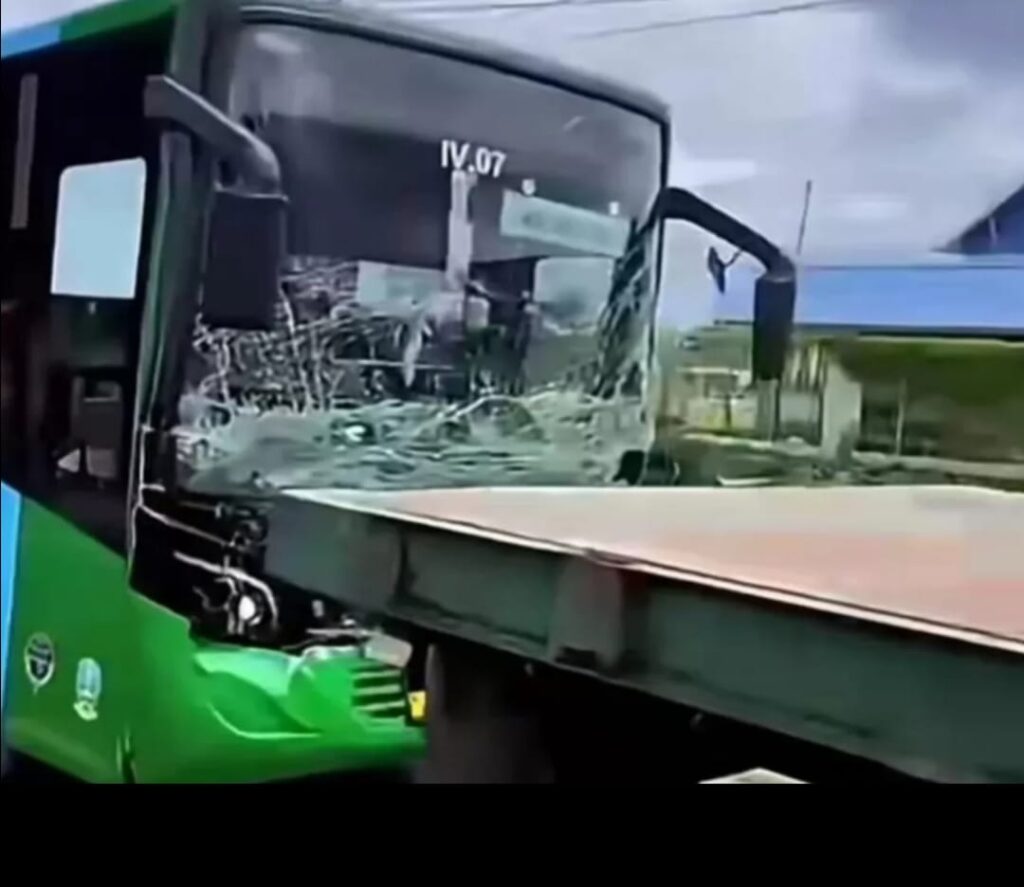 Tabrakan Beruntun di Gresik Libatkan Bus Trans Jatim dan Dua Truk, Kerugian Capai Puluhan Juta