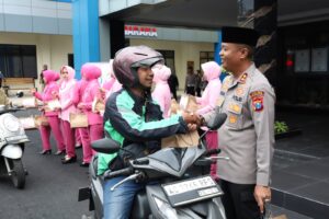 Polres Tulungagung Berbagi Takjil Tebar Kebaikan di Bulan Ramadhan