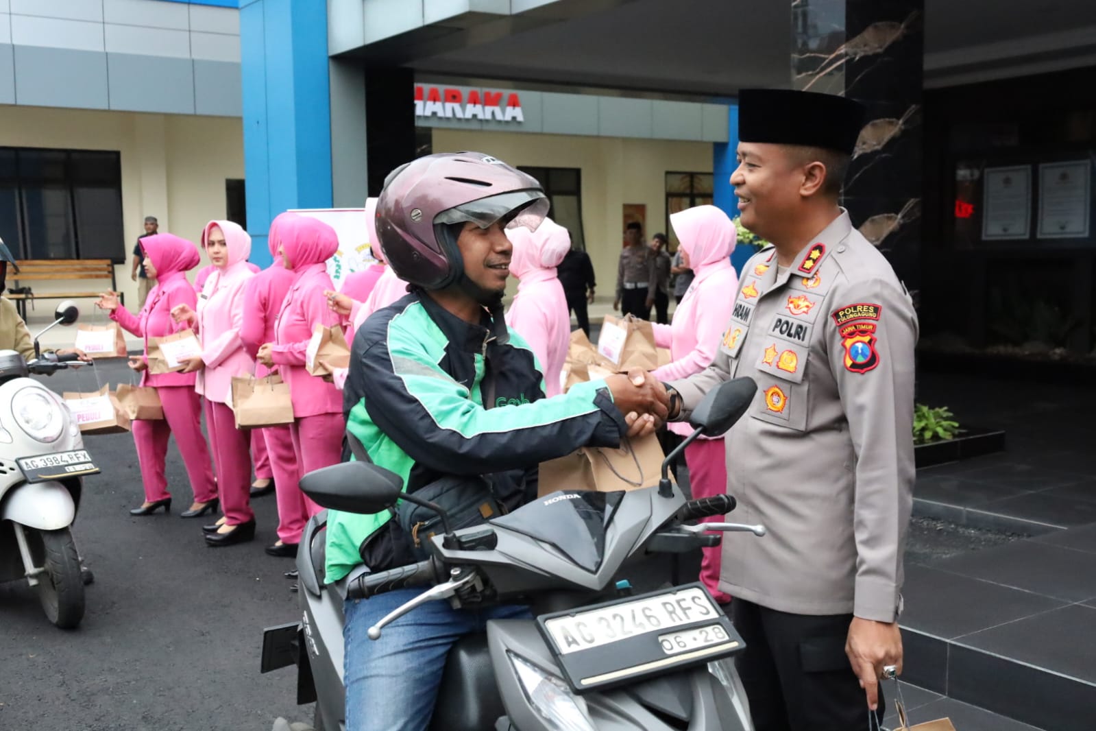Polres Tulungagung Berbagi Takjil Tebar Kebaikan di Bulan Ramadhan