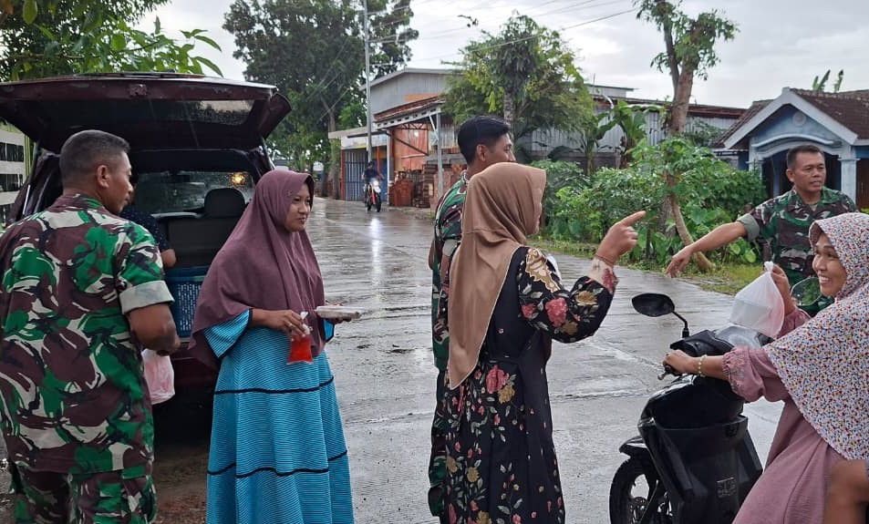 Ramadhan Penuh Keberkahan, Babinsa dan Persit Koramil Kedewan Bojonegoro Bagikan Takjil Gratis