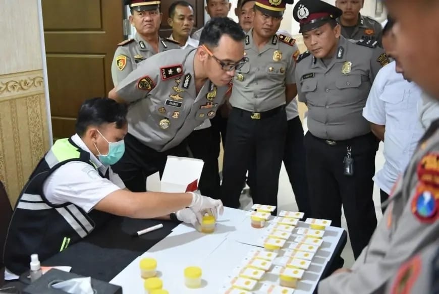 Polres Gresik Gelar Tes Urine Mendadak, Puluhan Personel Dinyatakan Negatif Narkoba
