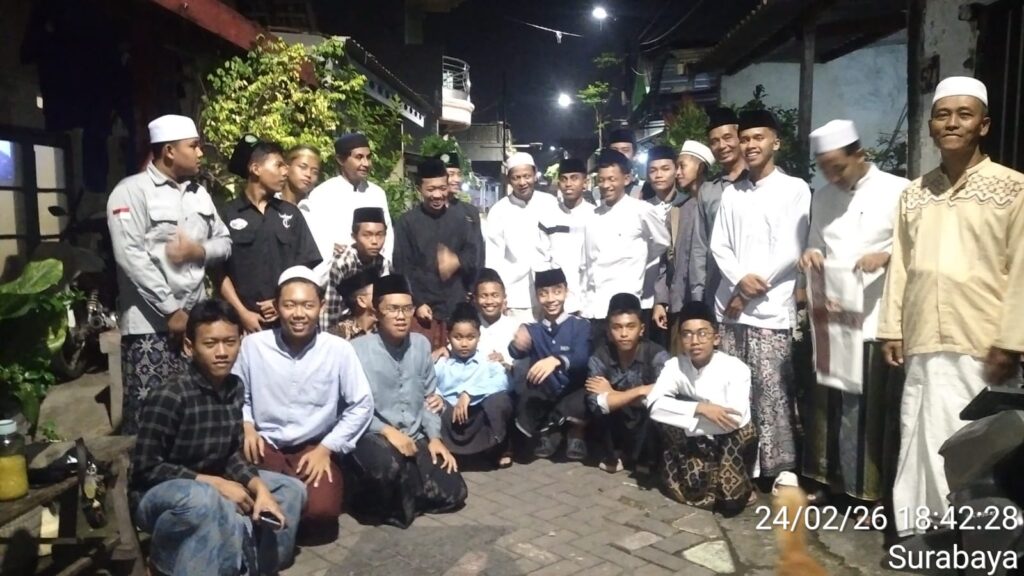 SANTRI DAN PENGURUS PP DARUL ULUM JOMBANG TAKZIAH KE RUMAH DUKA WALI SANTRI DI SURABAYA