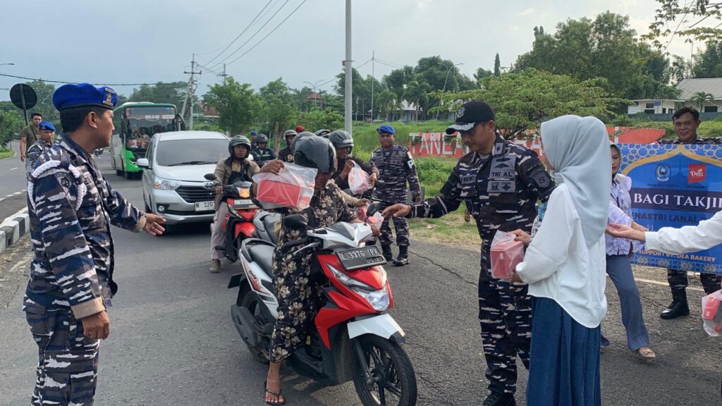 Berbagi Berkah Ramadan, Danlanal Batuporon Bagikan Takjil Gratis di Tanean Suramadu