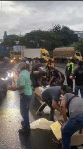 Kolaborasi Media Gelar Bagi – Bagi Takjil Dibantu Anggota Satlantas Polres Pelabuhan Tanjung Perak