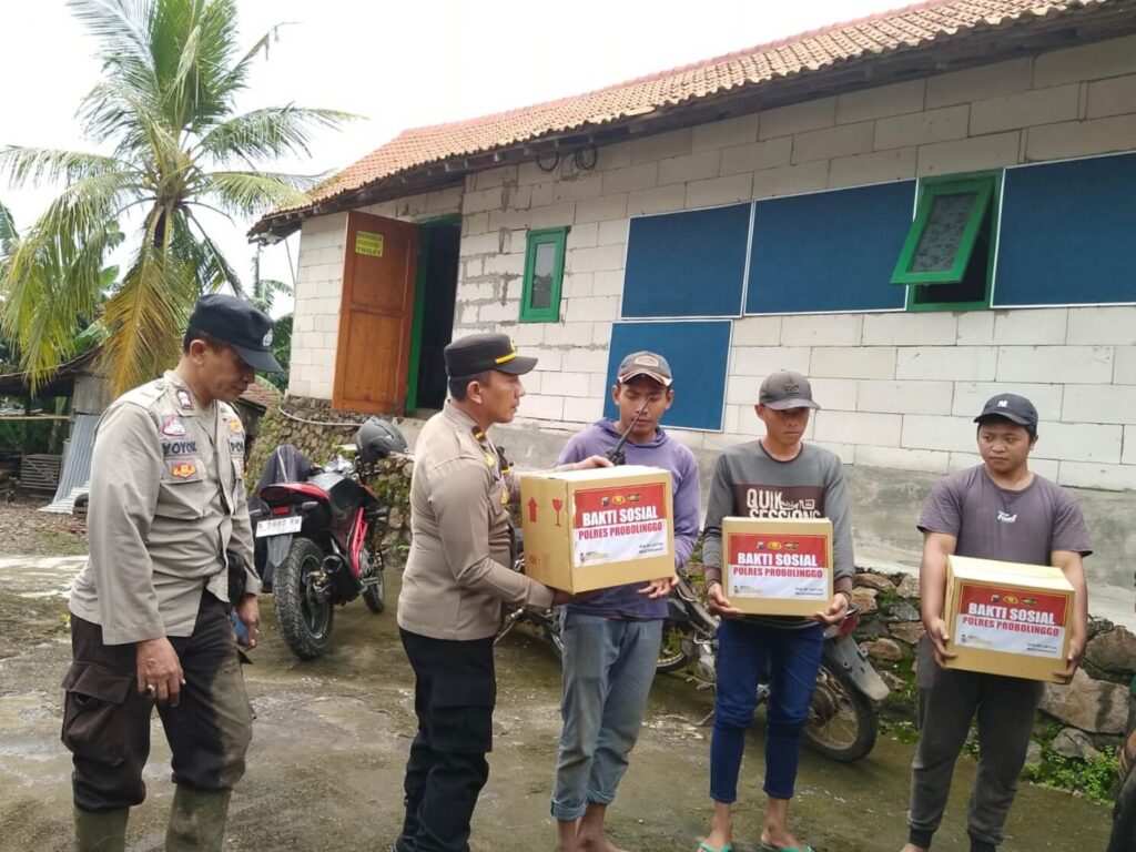 Polres Probolinggo Salurkan Bansos untuk Korban Longsor dan Banjir