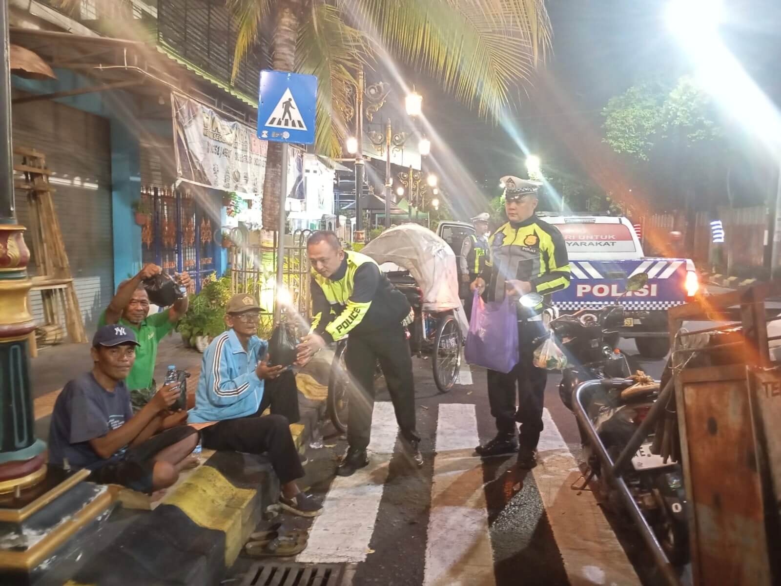 Polres Madiun Kota Berbagi Nasi Kotak untuk Warga di Bulan Ramadhan