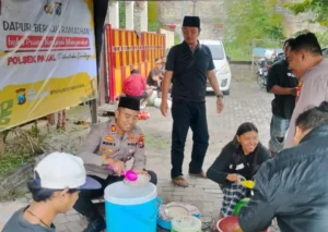 Berkah Ramadan Polsek Pakal: 600 Porsi Buka Puasa untuk Warga di Surabaya