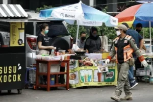 Satpol PP DKI Tata Pedagang Takjil Trotoar Selama Ramadan 2026