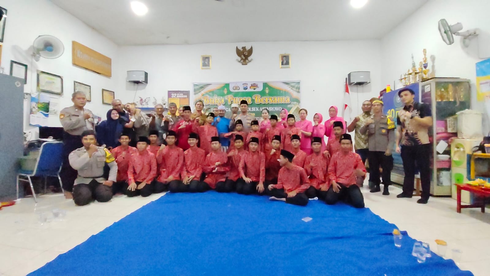 Polsek Asemrowo Pererat Silaturahmi Lewat Bagi Bagi Takjil dan Santunan Anak Yatim