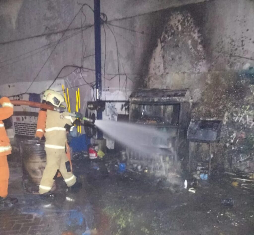 Gudang Cat dan Tiner di Pakal Surabaya Terbakar, Diduga Korsleting Listrik