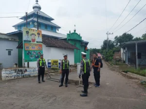 Polres Bondowoso Mengatur Lalu Lintas Pasca putusnya Jembatan Sukowiryo