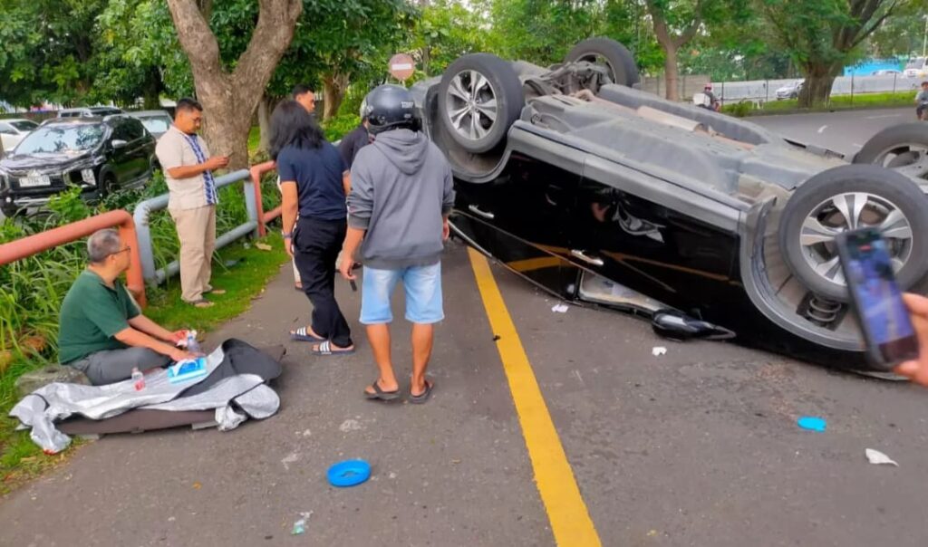 Mobil Terbalik Usai Tabrak Pembatas Jalan di Pintu Keluar Tol Masjid Al Akbar, Sopir Luka Ringan