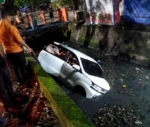Mobil Tercebur Sungai di Gayungan, Sopir Diduga Mabuk Alkohol