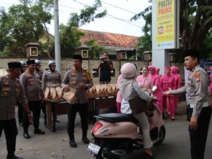 Polres Sumenep Bersama Lintas Instasi Berbagi Takjil