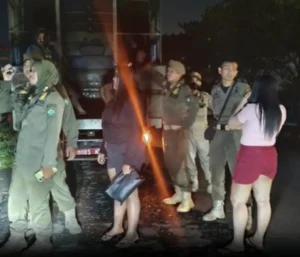 Satpol PP Sidoarjo Razia Pekat di Kafe Eks Tol Gempol–Porong, Amankan Puluhan Botol Miras dan 10 LC