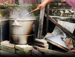 Gas Melon Langka di Kota Bojonegoro, Harga Tembus Rp30 Ribu, Warga Kembali Pakai Kayu Bakar