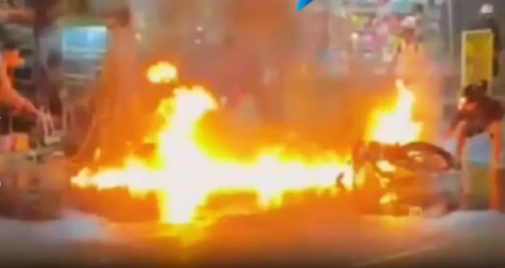 Ngebut di Jalan Bergelombang, Motor Remaja Terbakar Hebat di Jalan Hayam Wuruk