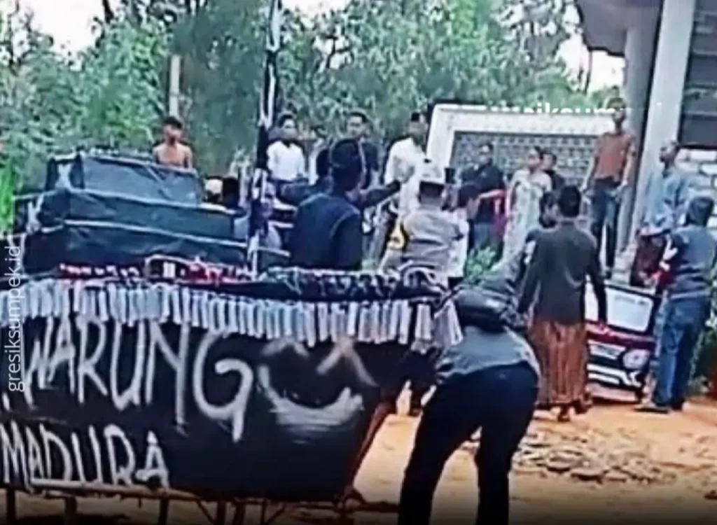 Viral, Warga Kepung Polisi Saat Gerebek Rumah Perakit Petasan