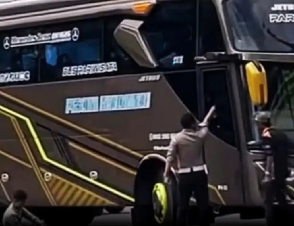 Detik-Detik Polantas Terlindas Bus Pariwisata di Madiun, Penindakan Berujung Insiden