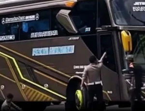 Detik-Detik Polantas Terlindas Bus Pariwisata di Madiun, Penindakan Berujung Insiden