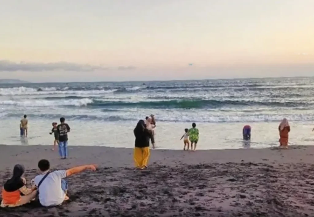 Wisatawan Tewas Tersambar Petir Saat Mandi di Pantai Bambang Lumajang