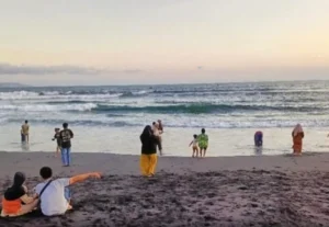 Wisatawan Tewas Tersambar Petir Saat Mandi di Pantai Bambang Lumajang