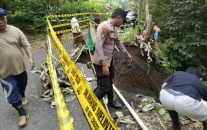 Polres Lumajang Tangani Longsor di Tempursari Kendaraan Berat Dilarang Melintas