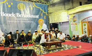 Peringatan 10 Tahun Bonek Bersholawat Digelar Khidmat di Gunung Anyar, Hadirkan KHR. Moch. Kholil As’ad Syamsul Arifin