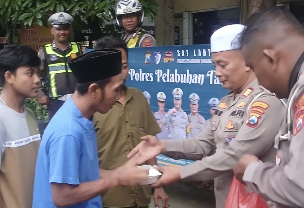 Satlantas Polres Pelabuhan Tanjung Perak Bagikan Takjil di Jalan Perak Timur 