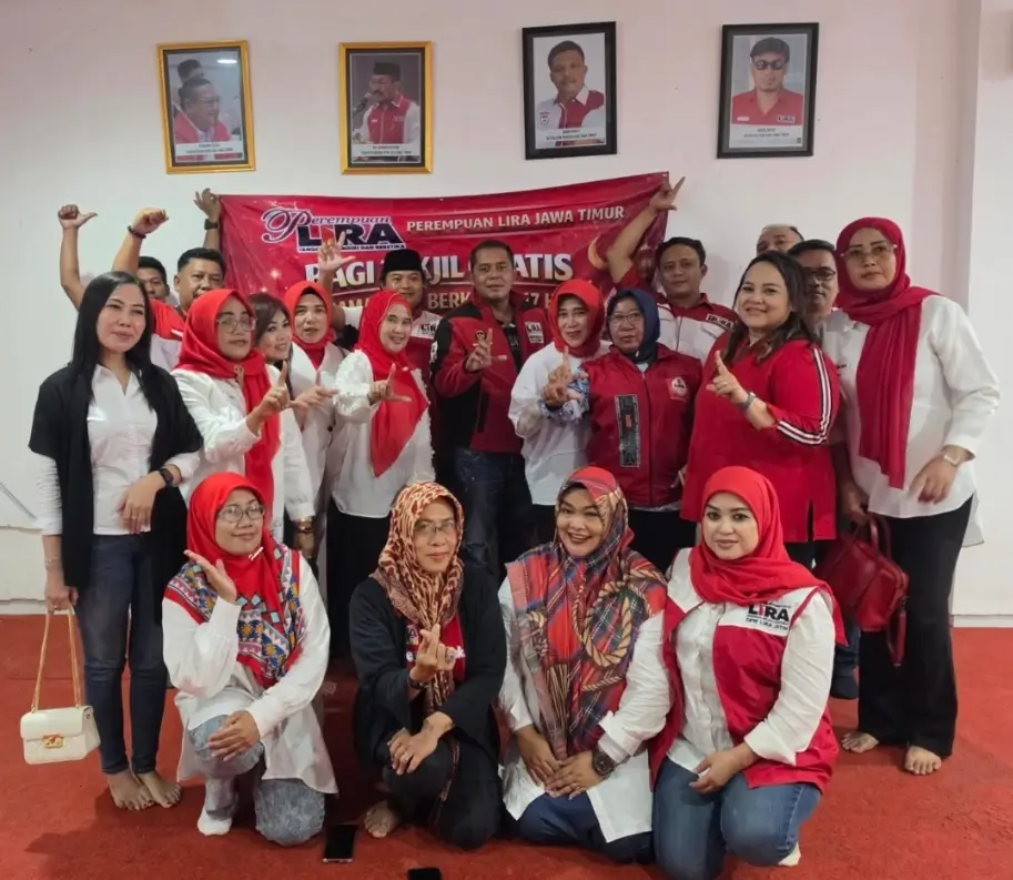 Perempuan LiRA Jatim Hadir di Tengah Masyarakat, Bagikan Ratusan Takjil di Jalan Protokol Surabaya