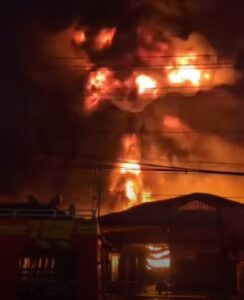 Kebakaran Hebat Hanguskan Pabrik Cat di Gresik, Api Membumbung Tinggi dan Picu Kepanikan Warga