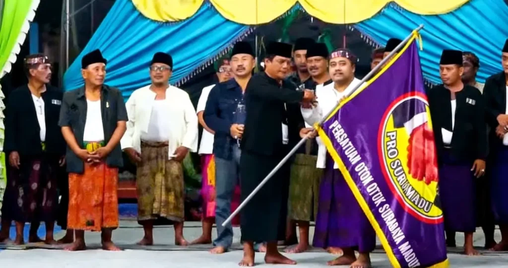 Tradisi Remoh Sandur Kian Solid, Pro Suramadu Serahkan Dua Unit Ambulans Gratis