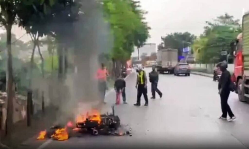 Motor Sport Terbakar di Terminal Bunder, Warga Panik, Polisi Sigap Amankan Situasi