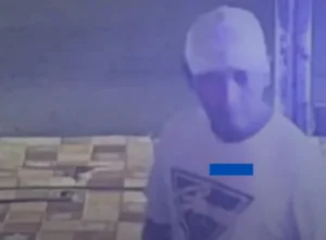 Terekam CCTV, Pria Gasak Dompet Penjaga Warkop Saat Tertidur di Surabaya