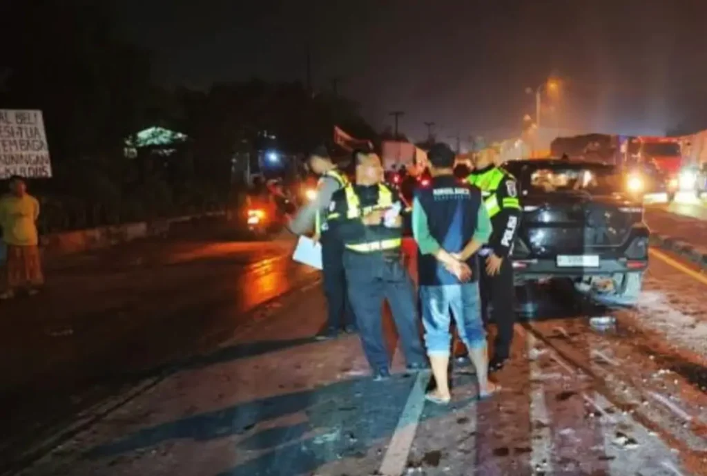 Pemotor Tewas Tertimpa Tiang PJU Usai Mobil Oleng di By Pass Krian