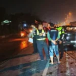 Pemotor Tewas Tertimpa Tiang PJU Usai Mobil Oleng di By Pass Krian