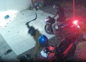 Baru 2 Minggu Jadi Ojol, Abdul Aziz Dibegal dan Dibacok Celurit di Subuh Buta