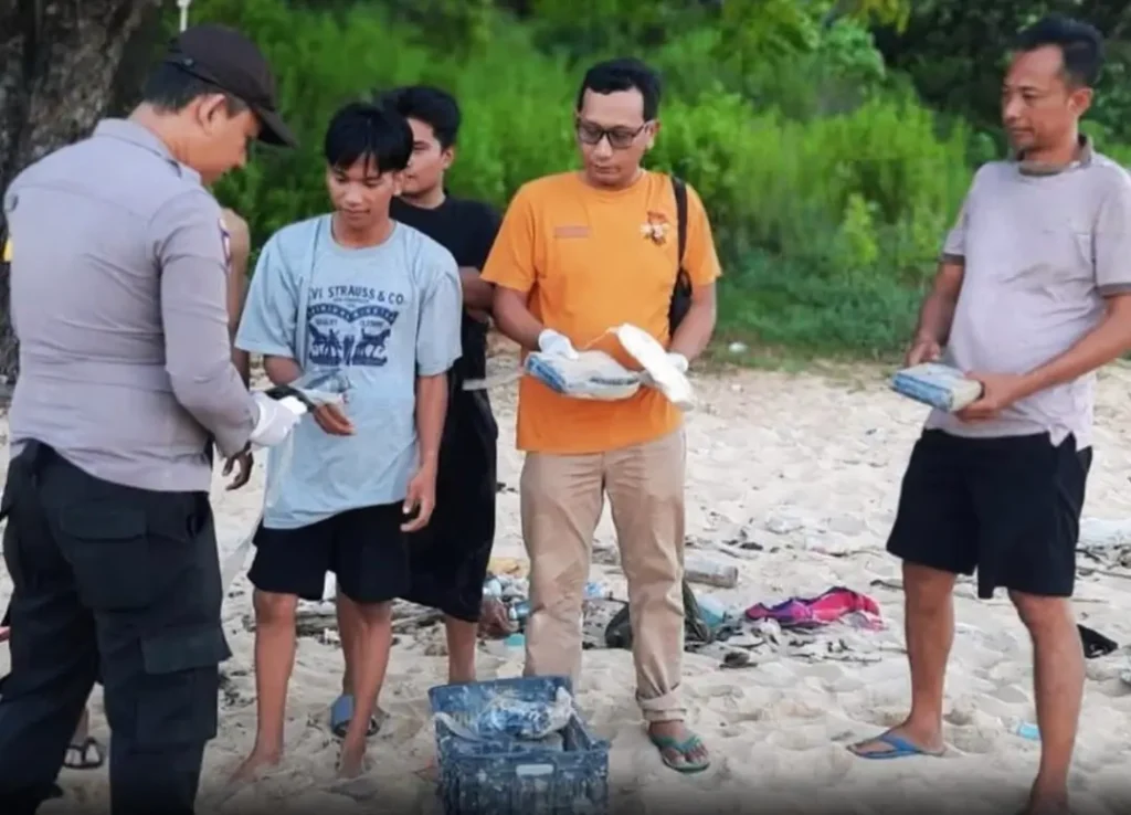 27,83 Kg Diduga Kokain Ditemukan di Pesisir Sumenep, 23 Paket Bertuliskan “BUGATTI”