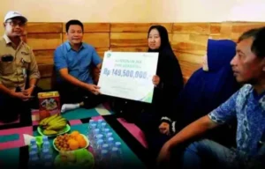 Bupati Sidoarjo Serahkan Santunan Rp149,5 Juta untuk Keluarga Driver Ojol Korban Kecelakaan