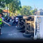Mobil Boks Diduga Angkut Rokok Ilegal Terguling di Sampang, Sopir Kabur