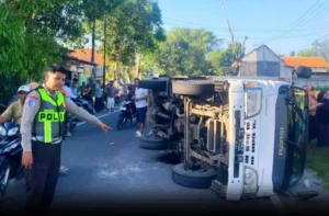 Mobil Boks Diduga Angkut Rokok Ilegal Terguling di Sampang, Sopir Kabur