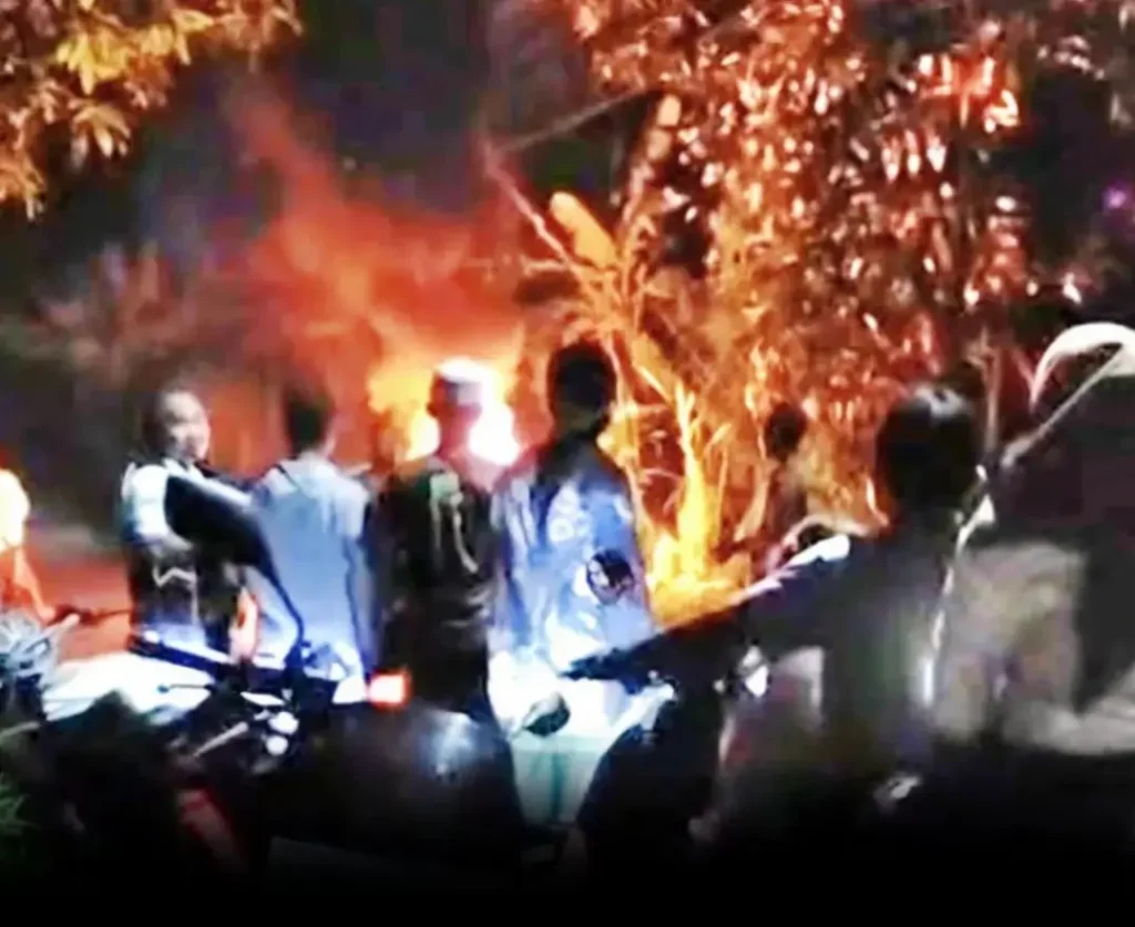 Apes! Gagal Bobol Rumah, Motor Pelaku Dibakar Massa di Pasuruan