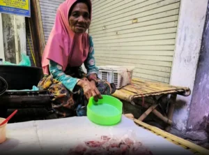 Perjuangan Tanpa Henti di Ujung Malam: Kisah Suriyeh, Penjual Enting-Enting yang Membesarkan Empat Anak