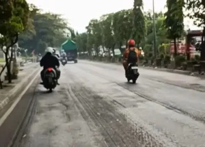 Viral Jalan “Bergaris” Di Bunder Gresik, Warga Tagih Respons Pemprov Jatim Dan Kementerian PUPR