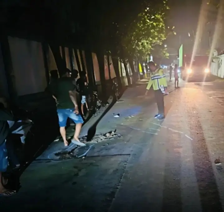 Tragis, Pemotor Tewas Di Tempat Usai Tabrakan Maut Dengan Truk Di Jalan Mayjend Sungkono Gresik