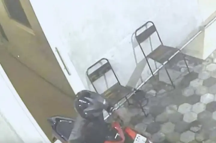 Gegerkan Rungkut, Duo Pencuri Motor Beraksi Di Warnet Pakai Nopol Palsu, CCTV Rekam Detik-Detik Kejahatan