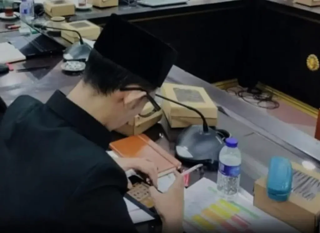 Main Game dan Merokok Saat Rapat Kesehatan, Oknum Anggota DPRD Jember Viral dan Dikecam Warganet