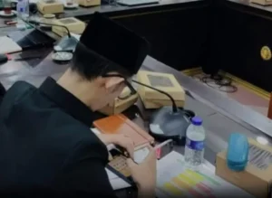 Main Game dan Merokok Saat Rapat Kesehatan, Oknum Anggota DPRD Jember Viral dan Dikecam Warganet