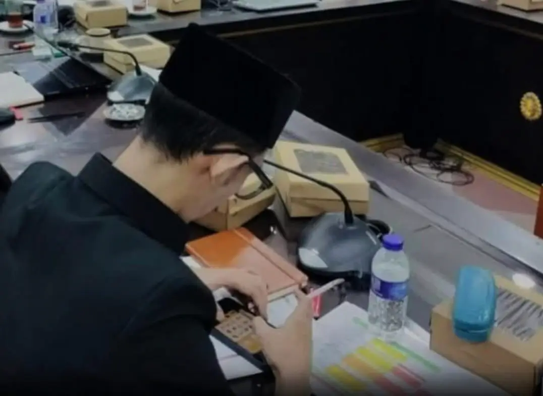 Main Game dan Merokok Saat Rapat Kesehatan, Oknum Anggota DPRD Jember Viral dan Dikecam Warganet